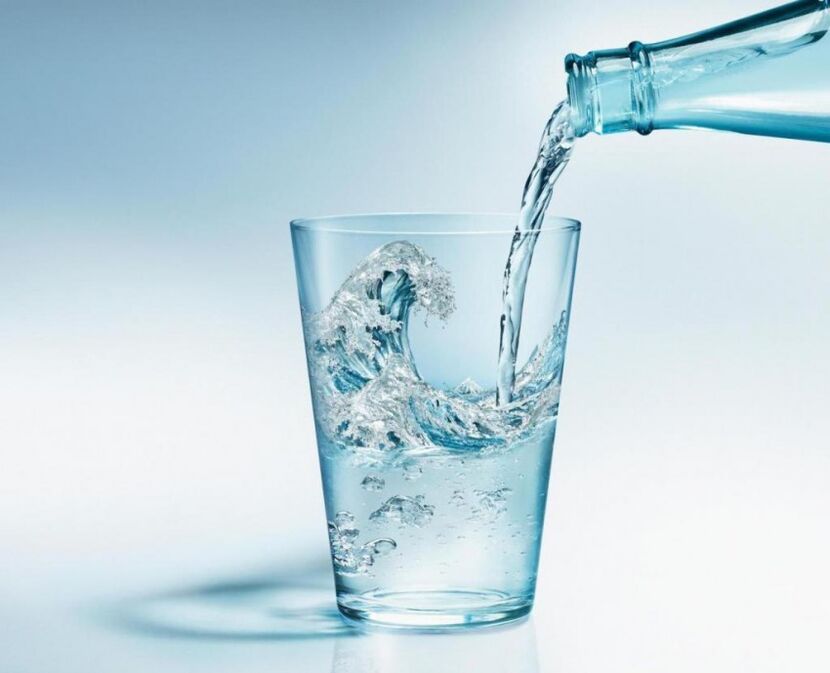 Durante la dieta, es necesario beber mucha agua limpia. 