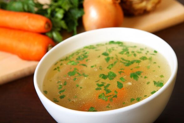La sopa de caldo de res es un plato delicioso en el menú dietético de bebidas. 