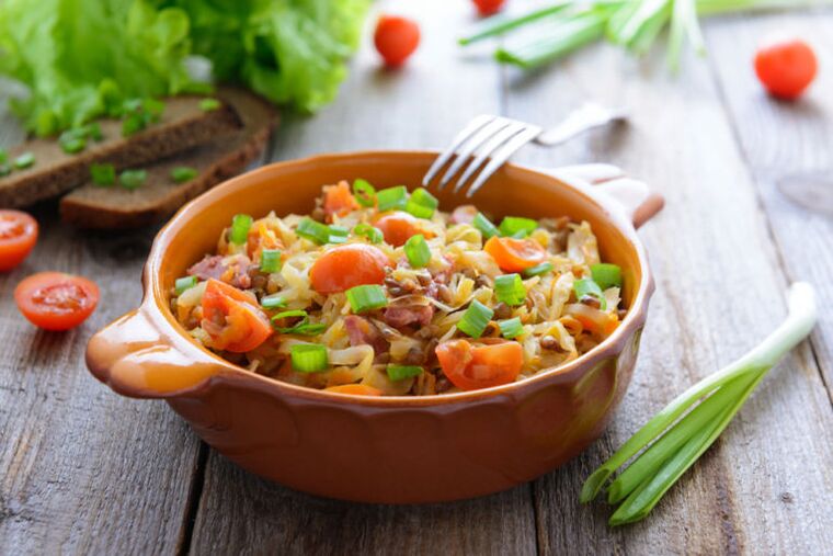 Siguiendo una dieta, se permite preparar guiso con verduras picadas. 