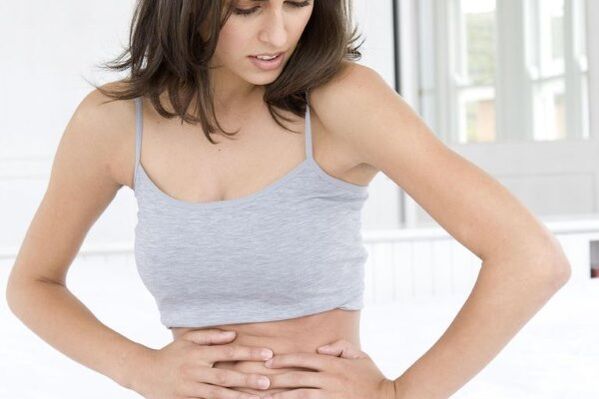 El dolor en la región abdominal es uno de los primeros signos posibles de pancreatitis. 