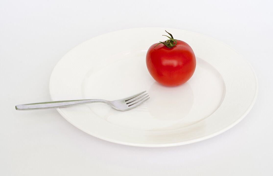 tomate con un tenedor en el plato