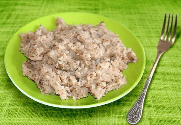 Gachas hechas de trigo de sarracene triturado con Manku